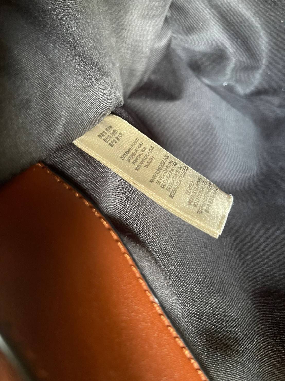 Burberry Medium title tote bag กระเป๋าทำงานดีไซน์สวย เป็นกระเป๋า Tote ที่ออกแบบมาเพื่อให้เหมาะกับการใช้งานของสาวออฟฟิต ที่สามารถจัดของให้เป็นให้ระเบียบ เพราะมีหลายช่องรวมถึงช่องซิป ที่สาทารถช่วยให้แยกของให้เป็นระเบียบและหยิบใช้ได้ง่ายขึ้น ลวดลาย Vintage C