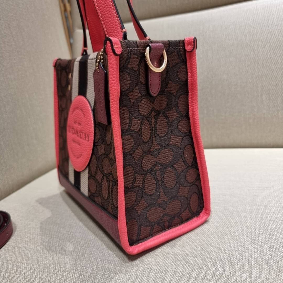 COACH C7083 DEMPSEY TOTE 22 IN SIGNATURE JACQUARD WITH STRIPE AND COACH PATCH คอลเลคชั่นใหม่ สีที่สาวๆรอคอย สวยคม ละมุนและมีความหรูในตัว กับกระเป๋าทรงโท้ท ไซส์กำลังสวย น่ารักน่าใช้ ฟังก์ชั่นการใช้งานสะดวกที่สุด มีทั้งสายคล้องในตัว และสายครอสบอดี้ วัสดุผ้า