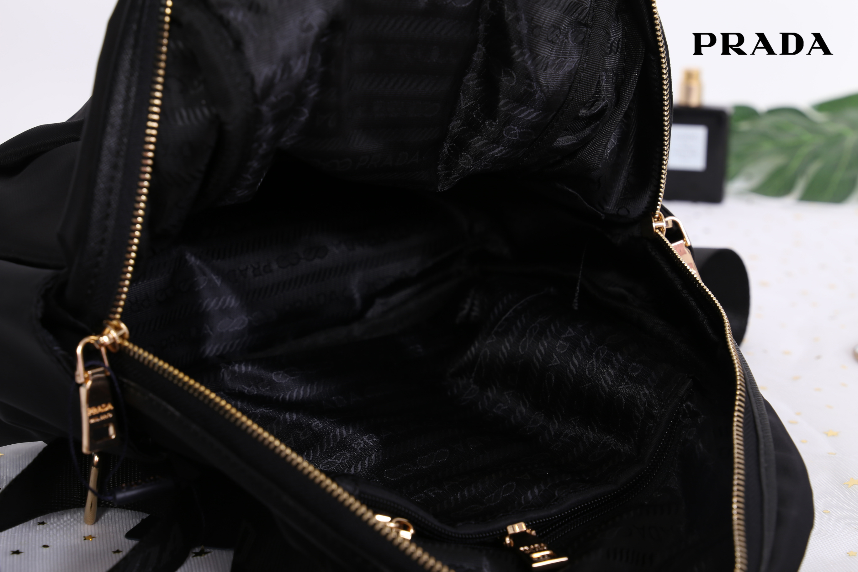 Prada Nylon Backpack สินค้า Premium gift วัสดุผ้า Nylon คุณภาพดี วัสดุอะไหล่ทองสวยหรู น่าใช้ ดีไซน์คลาสสิค ด้านหน้ามี 1 ช่อง มีตัวล๊อก ตัวช่องสามารถใส่ Ipad ได้ ด้านข้างมีช่องใส่ของจุกจิกได้ทั้งสองฝั่ง รุ่นนี้เปิดปิดแบบซิป ด้านในโล่งกว้าง จุของได้เยอะเลยค