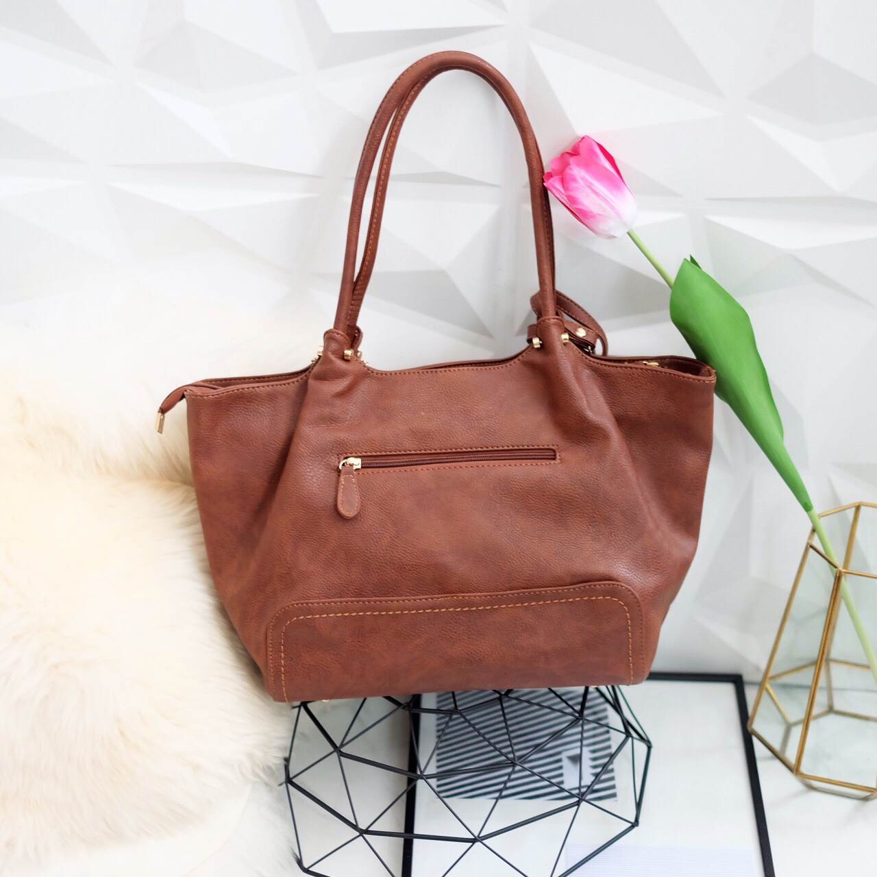 New Arrival ซื้อ 1 ได้ถึง 2 กระเป๋า ทรง Tote จากแบรนด์ David Jones ค่า ทรงนี้ นิยมถือกันมากๆ บอกเลยใบนี้ ของจริงสวยคะ หนังนิ้ม นิ่ม ค่า ดีต่อใจ 😁❤️ 〰〰〰〰〰 รุ่นใหม่ล่าสุด หนังนิ่มมาก ใบนี้ มีใบเล็กแถมให้อีก 1 ใบค่ะ จะถือ หรือสะพายก้อได้ จุของ