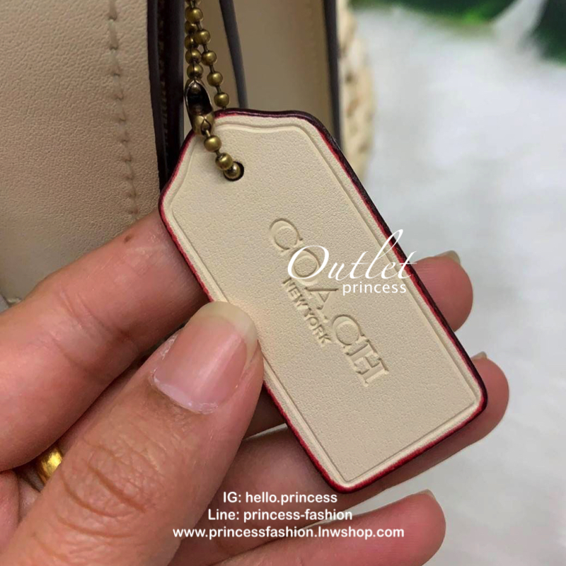 COACH PARKER SIGNATURE SHOULDER BAG กระเป๋าสะพายข้าง/ crossbody หนังแกะแท้ น้ำหนักเบา สวยหรู เปิดปิดกระเป๋าแบบหมุนล็อค อะไหล่รูปเป็นดอกคามิเลีย ภายในกระเป๋ากว้าง แบ่ง 2 ช่องหลัก ช่องซิปคั่นกลางเป็นสัดส่วน ใส่ wallet ยาว ของส่วนตัวใช้ได้ บุหนังกลับผสมกำมะห