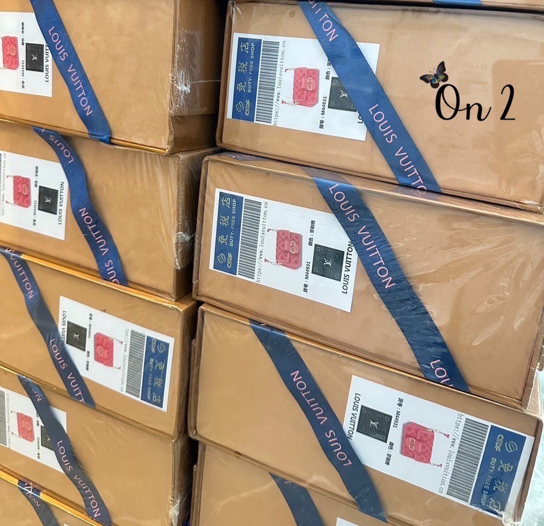 LV Dauphine Rose Fluo ไม่มองไม่เหลียวไม่ได้แล้ว!! ความหรูที่โดดเด่นโลโก้ปั้มนูนจากผ้ากำมะหยี่ สร้างดีเทลผู้ดี ลูกคุณมากๆ กระเป๋าสะพาย ดีไซน์เลิศ สวยปังในราคาโดนใจ แบบนี้ใครไหวไปก่อน ไม่ไหวก็ต้องสั่งได้เลยจ้า!!