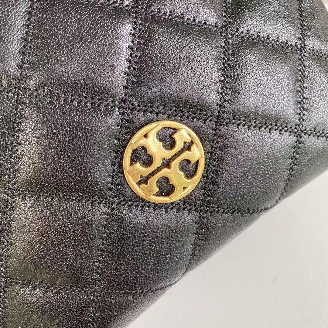 ของแท้ 💯% Tory Willa Shall Drawstring Bag กระเป๋าถือหรือสะพายไหล่ วัสดุ หนังแท้ รุ่นใหม่ล่าสุด จาก Tory ด้านหน้าปักโลโกแบรนด์ น้ำหนักเบา