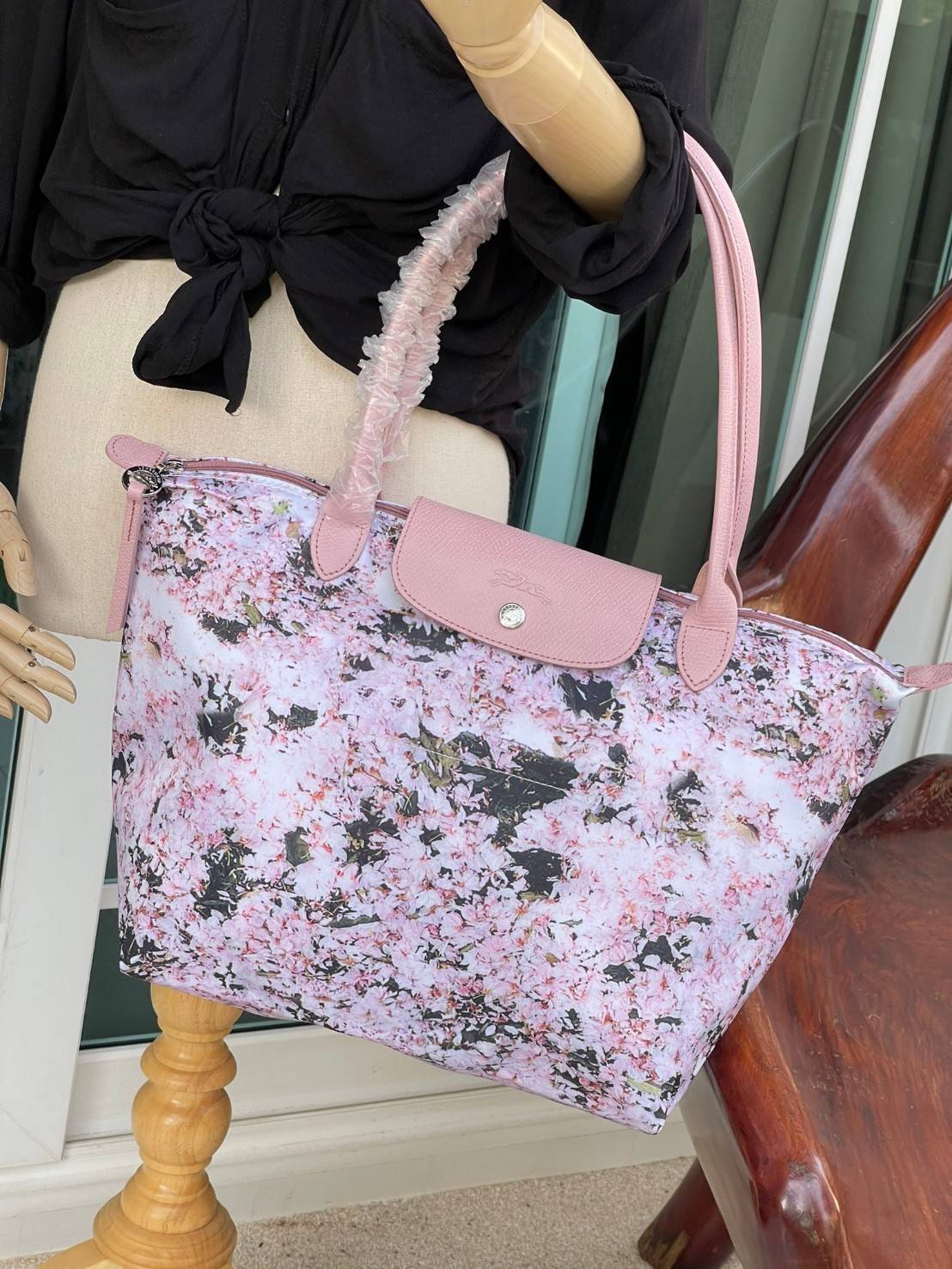 Longchamp LE PLIAGE PRINTEMPS/ÉTÉ 2021 SHOULDER BAG L คอลเลคชั่นใหม่ในตระกูล เลอ ปลิยาจ ที่สร้างความสะดุดตา และมีความพิเศษอยู่ที่การใช้สีพื้นโทนธรรมชาติ ต้อนรับฤดูใบไม้ผลิ