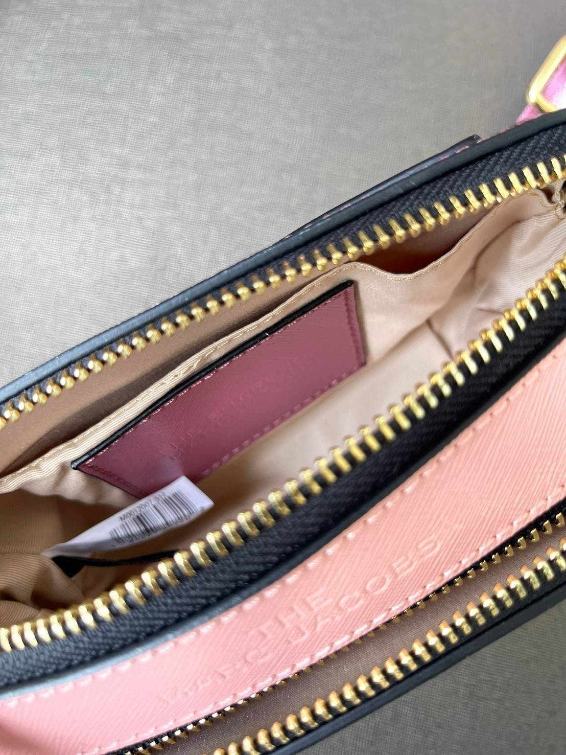 Marc Jacobs Snapshot Bag กระเป๋าแบรนด์ดังจากสัญชาติอเมริกัน นับได้ว่ารุ่นนี้เป็นรุ่นทรงฮิตเลยทีเดียว โดยด้านหน้ากระเป๋าจะเป็นโลโก้แบบโลหะที่เป็นสัญลักษณ์ของแบรนด์นี้ มาพร้อมสายสะพายที่จะสะพายยังไงก็ดูโดดเด่น เพราะขนาดใหญ่ที่สกรีนตัวอักษรโลโก้ ในรูปแบบต่าง