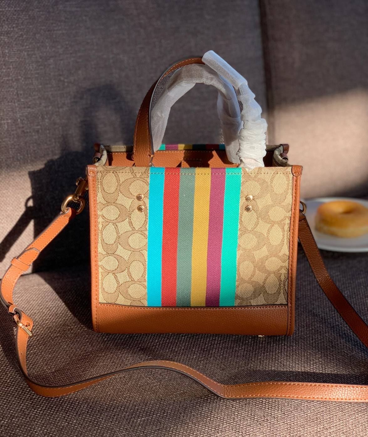 สวยๆอย่างนี้อดใจยังไงไหว!! Coach Dempsey Tote 21 In Signature Jacquard With Stripe And Coach Patch ((C5637)) ✈️พร้อมส่งความสวย! คุณภาพจัดเต็มเลยค่ะ กระเป๋าทรงTote ไซด์กลางๆ วัสดุ Jackquard+หนังแท้ ได้ลงตัวสวยงาม 🔺สีคอลเลคชั่นใหม่ล่าสุด! ด้า