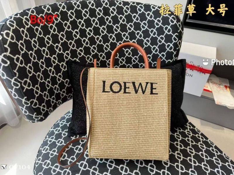 Loewe Leather-trimmed Raffia Tote / Loewe Tote Bag กระเป๋าโท้ท รูปทรงสวยงามสานเต็มใบ และยังโดดเด่นด้วยโลโก้ สีโทนอุ่น ทำให้ไอเท็มนี้ ภายในกระเป๋าใหญ่โล่งกว้าง ใบนี้เหมาะกับสายแฟชั่นมากๆ