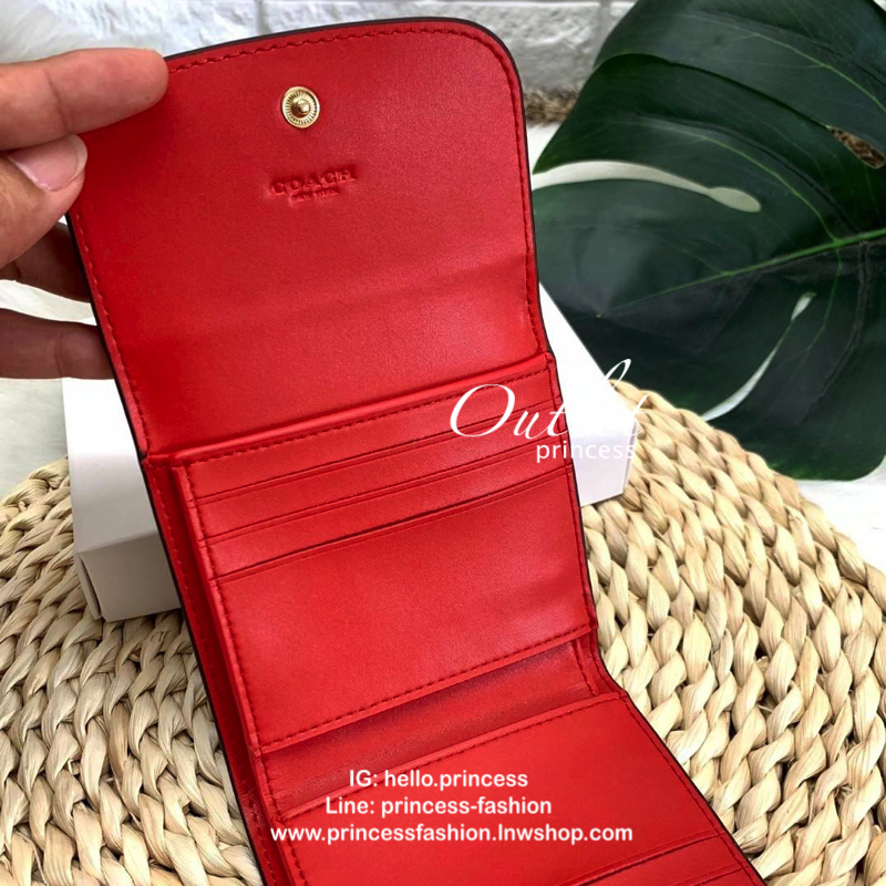 COACH SHOT WALLET BAG กระเป๋าสตางค์ใบสั้น วัสดุหนังแกะสวย ลายน่ารัก ขนาดกำลังดี เปิดปิดกระเป๋าแบบกระดุม ข้างในมีช่องใส่ธนบัตรตามยาวได้ ช่องใส่บัตรต่างๆได้ถึง 9 ใบ พร้อมช่องซิปด้านหลังใส่เหรียญหนึ่งช่องค่ะ เป็นอีกรุ่นที่น่าใช้