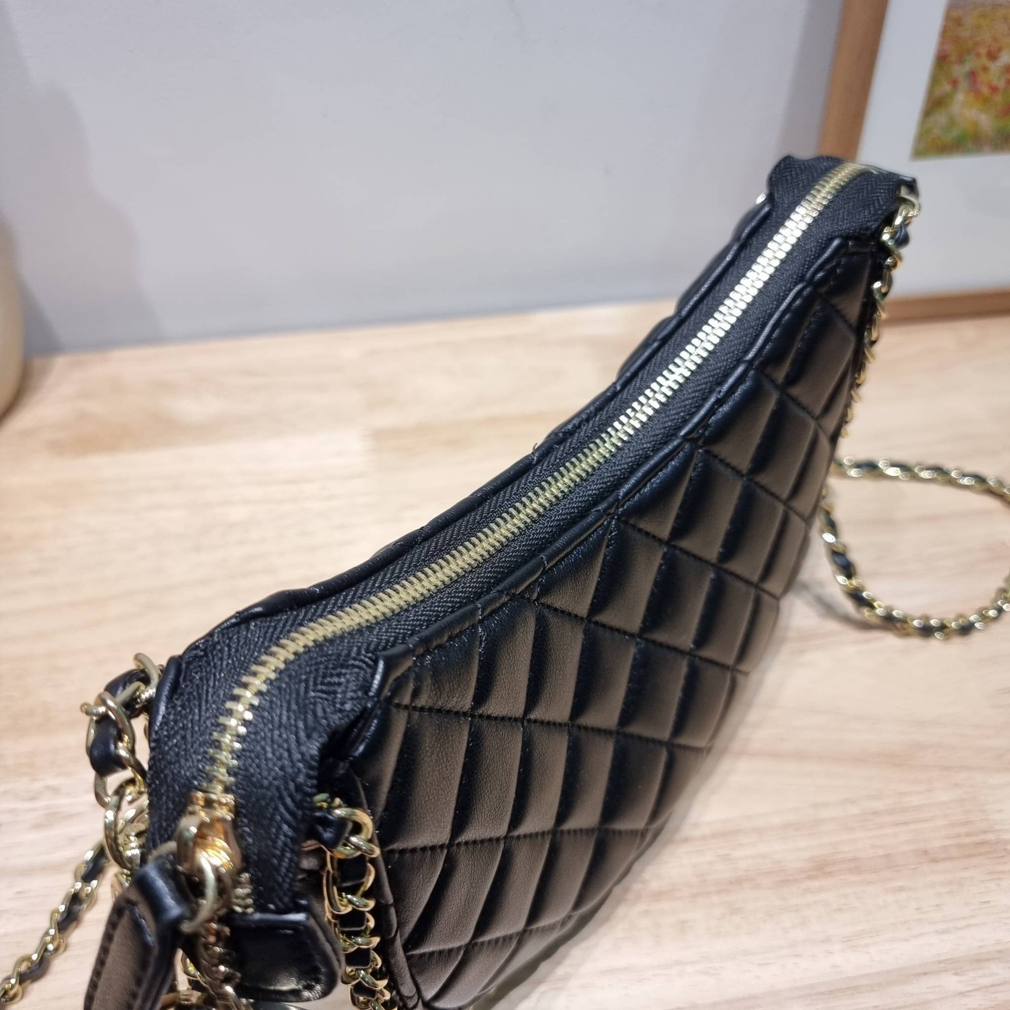 Chanel small hobo bag ใหม่ล่าสุดคอล 2023 กับกระเป๋าสะพายทรงโฮโบ ที่มีลูกเล่นให้สาวๆได้ใช้ไม่มีเบื่อ มีอะไหล่เกี่ยวปรับทรงได้ ดีไซน์โซ่ตกแต่งรอบตัว