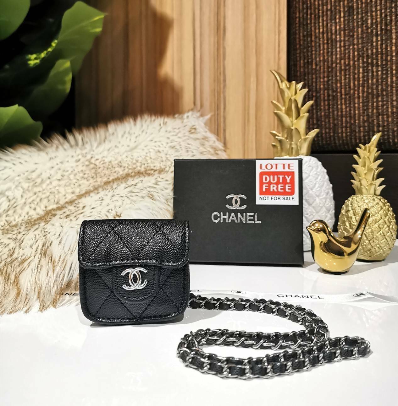 พรีเมี่ยมกิ๊ฟแท้ 100% 】CHANEL MINI BLACK CAVIAR BAG VIP GIFT WITH PURCHASE (GWP) พรีเมี่ยมกิ้ฟ Chanel Lotte Duty Free รุ่นใหม่ล่าสุดไอเท็มแนะนำ กำลังฮิตสุดๆวัสดุหนังคาเวียร์สุดคลาสสิคเปิดปิดด้วยฝาปิดกระดุม ด้านหน้าประดับโลโก้แบรนด์อะไหล่เงินสวยหรูดูดีมาพร