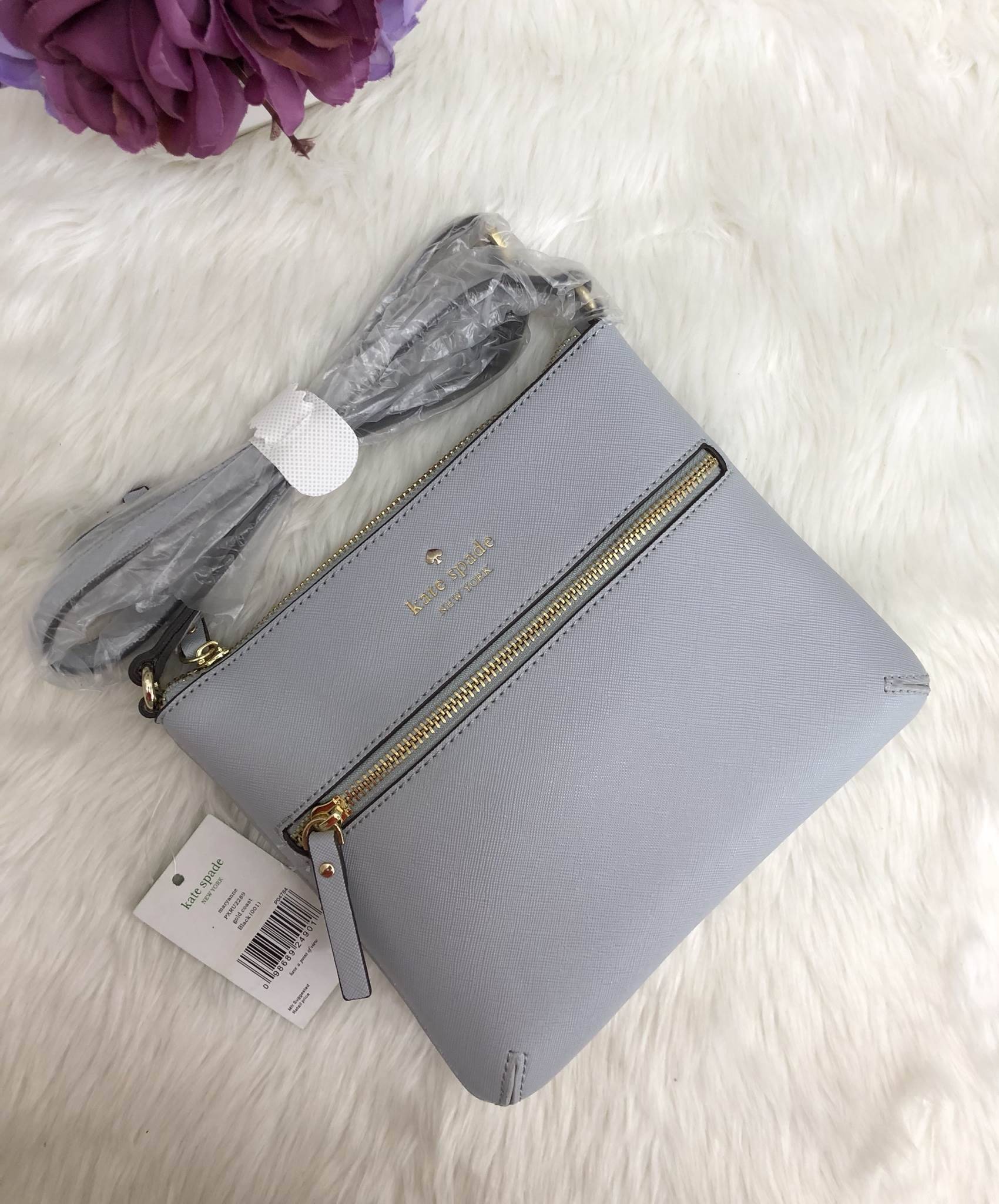 New Arrival Kate spade new york saffiano crossbody bag พร้อมส่งค่ะ!!! กระเป๋าสะพายแบบครอสบอร์ดี้ ลายหนังซาฟเฟียโน่ ทรงสวย ขนาดกำลังดีทีเดียวค่ะ ด้านหน้ามีหนึ่งช่องซิปสำหรับใส่มือถือหรือของจุกจิก เปิดปิดกระเป๋าช่องหลักแบบซิป ด้านในโล่ง ใส่ของจุพอประมาน มีช