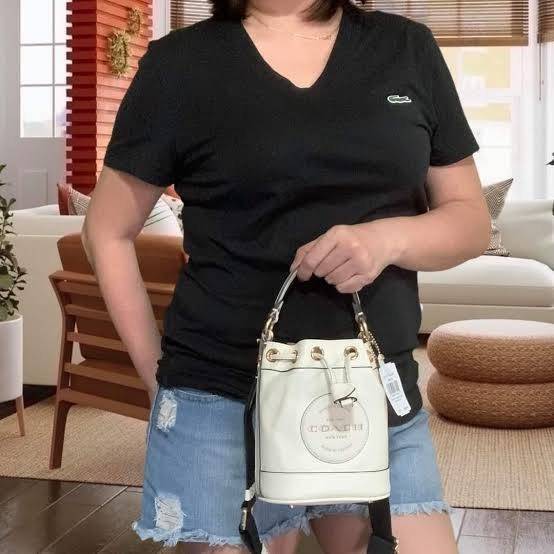 COACH DEMPSEY BUCKET BAG 15 WITH COACH PATCH AND HEART CHARM สวยงามด้วยดีไซน์ทรงตะกร้าแบบมินิมอลแสนน่ารัก ดีเทลสะดุดตา รูปทรงจดจำง่าย ถือแบบชิคๆ หรือยิ่งไปกว่านั้น สายสะพายของกระเป๋าก็สามารถถอดออกเพื่อเปลี่ยนรูปแบบการสะพายได้ทั้งแบบสะพายไหล่และสะพายคาดลำต
