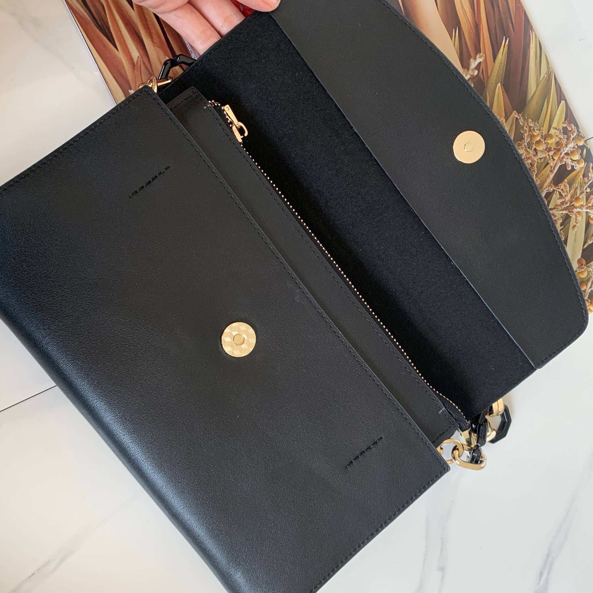 คลัชมาใหม่ สัปดาห์นี้ค่า ‘ Stair ‘ Clutch bag ✔️รอบนี้เข้าเพิ่มอีก 5 ลายเลยน๊า หลังจากปล่อยคอลเลคชั่นแรกออกไปแล้วได้รับความนิยมมากๆ รอบนี้จัดเฉดสีกลางๆ ให้แมทช์ง่ายกับชุดด้วยค่า **หนังวัวแท้ค่า