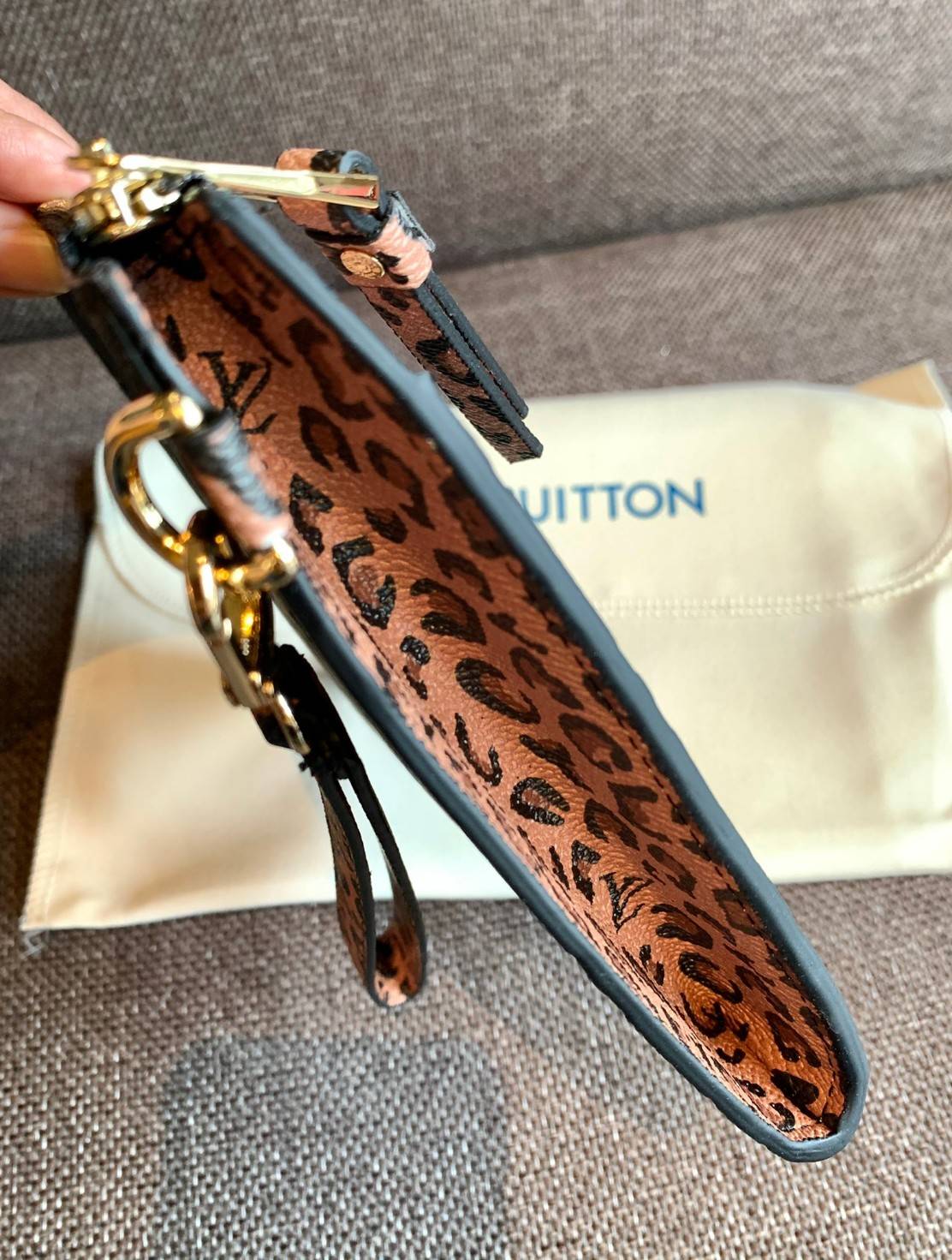 VIP 】จัดสินค้าคุณภาพมาให้สาวๆได้ใช้กันค่าา😘 Louis Vuitton Pochette Mélanie MM Monogram ใช้ขึ้นเครื่องได้เลย✈️ ✔️กระเป๋า ทรงคลัท แบบมีสายคล้องมือ ถอดออกได้หนึ่งสาย ✔️หนังแท้หนา ลายหนังพิมพ์ลายแบรนด์ได้สวยงามมากๆค่ะ