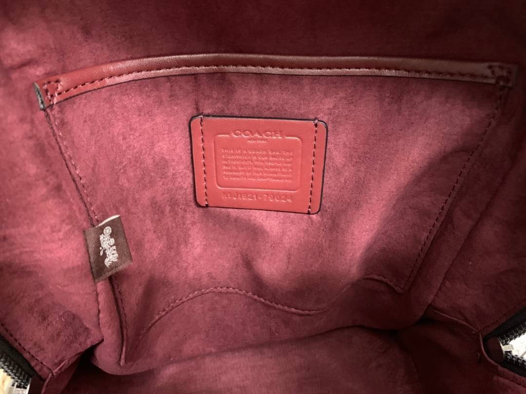 COACH BACKPACK WITH HORSE AND CARRIAGE PRINT AND HEARTS กระเป๋าสะพายหลัง วัสดุ pvc+หนังแท้ ตัวกระเป๋าลายแบรนด์ทั้งใบ ด้านหน้ามีรูปหัวใจโดดเด่นค่ะ พร้อมช่องซิปสำหรับใส่มือถือหรือของจุกจิก เปิดปิดกระเป๋าแบบซิปคู่ ภายในโล่ง ใส่ของจำเป็นได้ครบเลยนะคะ พร้อมช่อ