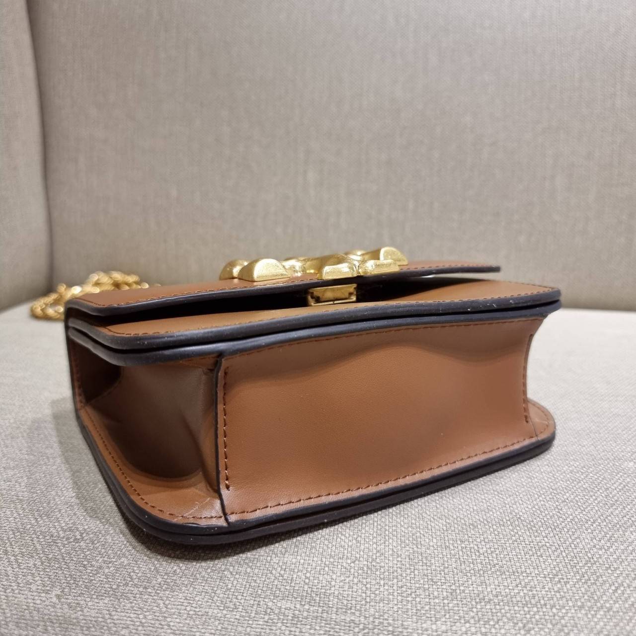 TORY BURCH ELEANOR SMALL CONVERTIBLE SHOULDER BAG ฮอตไอเท็ม รุ่นนี้ขายดีขายหมด คัมแบค!! สวยหรู คุณหนู ผู้ดี!! หายากมากที่สุด!! กระเป๋าสะพายข้าง ดีไซน์อยู่ทรง ขนาดกำลังสะดวกใช้สำหรับสาว วัสดุหนังแท้เต็มใบ สีทูโทน เปิด-ปิดด้วยแถบแม่เหล็ก ภายในแบ่งสัดส่วนได้