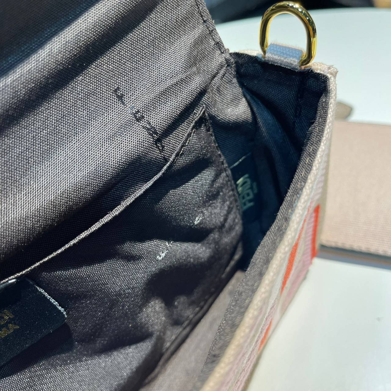 หนังแท้ Fendi Wallet On Chain With Pouches leather mini-bag กระเป๋าสะพายข้างทรงเหลี่ยมตกแต่งด้วยโลโก้ Fendi กระดุมแป๊ก มาพร้อมกระเป๋าด้านในแบบถอดได้ถึง 2ใบ สุดคุ้ม พร้อมสายโซ่และสายสปอร์ตถอดออกได้ ไอเท็มนี้ไม่ควรพลาดเลยค่าา