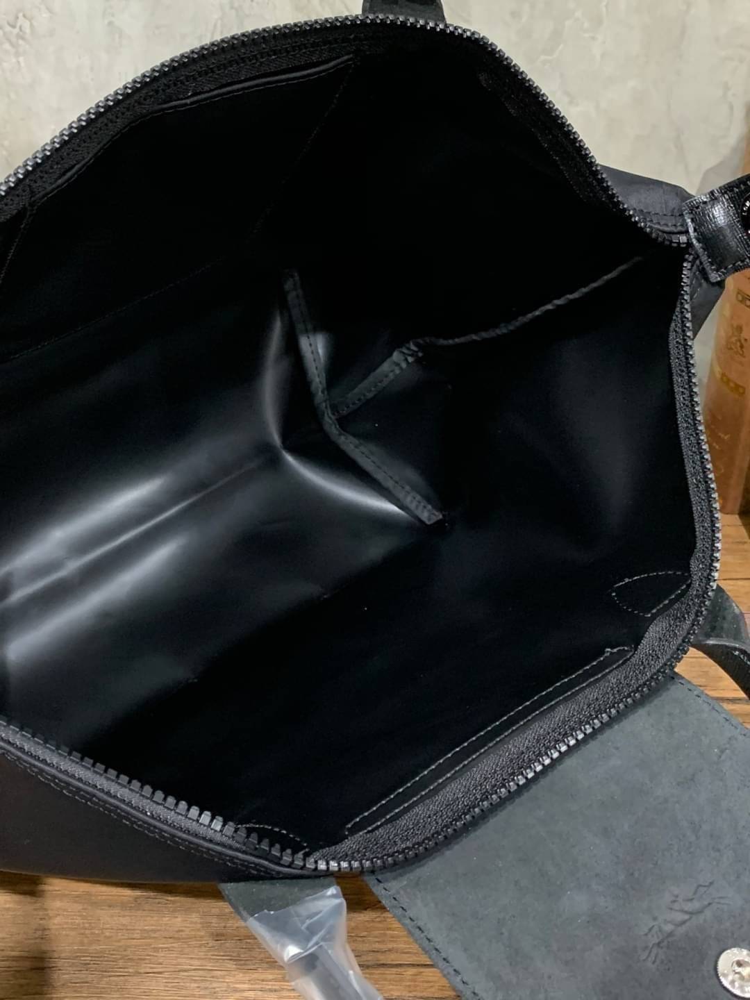 Longchamp Le Pliage Neo Size M มาพบกับกระเป๋ารุ่นยอดนิยม ที่สาวๆ ต้องมีไว้เก็บไว้สักใบ กระเป๋าโท้ทใบนี้ มาพร้อมกับสีที่มีสไตล์เรียบง่าย มีสายสะพายยาวช่วยให้คุณสามารถสะพายไหล่ได้อย่างสบาย ในขณะที่ที่ปิดแบบซิปช่วยให้คุณมั่นใจได้ว่าของด้านในมีความปลอดภัย Le 