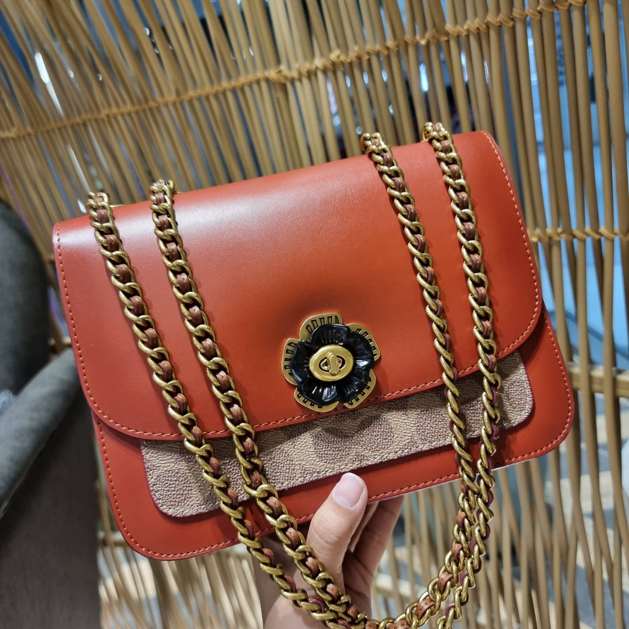 COACH C0827 MADISON SHOULDER BAG IN SIGNATURE CANVAS กระเป๋าสะพายข้าง รุ่นยอดฮิต ไซส์ใหญ่จุใจ ดีไซน์สวย โดดเด่นด้วยตัวล็อครูปดอกไม้ ตกแต่งตัดกันกับลายซีอย่างลงตัว วัสดุหนังแท้สลับหนังแคนวาสเคลือบลาย ภายในแบ่งสัดส่วนให้อย่างดี มาพร้อมสายสะพายในตัว ปรับใช้ไ