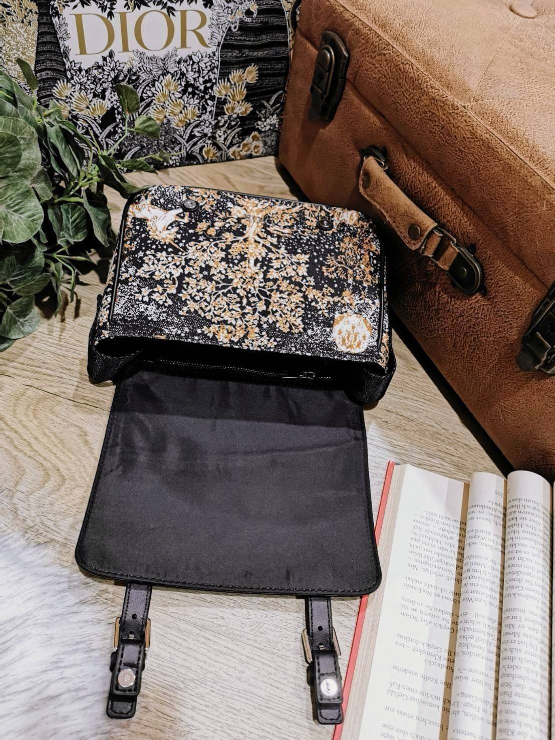 CHRISTIAN DIOR MESSENGER BAG GIFT WITH PURCHASE (GWP) พรีเมี่ยมกิ้ฟรุ่น Limited จาก DIOR DUTYFREE COUNTER ดีไซน์ทรงสี่เหลี่ยมขึ้นลาย Dior สวยหรูดูดีโดดเด่นเป็นเอกลักษณ์ เปิดปิดด้วยฝาปิดกระดุมแม่เหล็ก ภายในโล่งมีโลโก้และช่องซิปใส่มือถือ กระเป๋าสตางค์ยาว ขอ