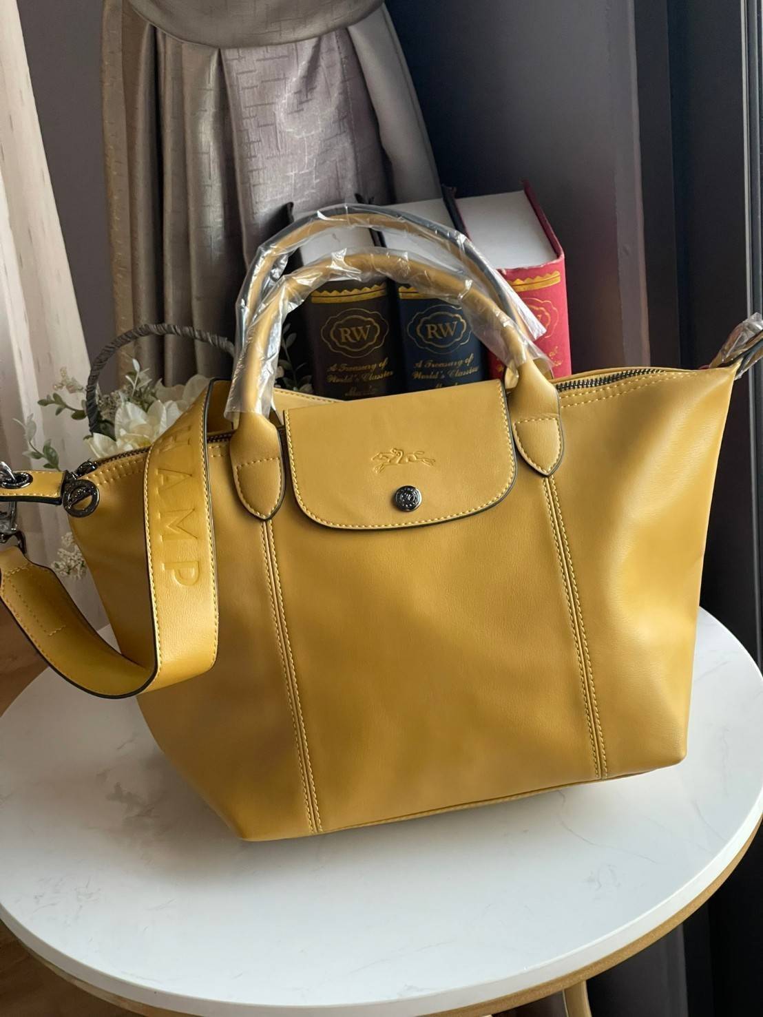 Longchamp Le Pliage Cuir Top handle bag S เรียกว่าเป็นกระเป๋าอีกหนึ่งรุ่นที่ไม่ว่ายังไงก็ฮอตฮิตและติดเทรนด์ตลอดไม่เคยเปลี่ยนกับ ทรง Le Pliage Cuir หนึ่งในตระกูลกระเป๋าสุดไอคอนิกจากแบรนด์