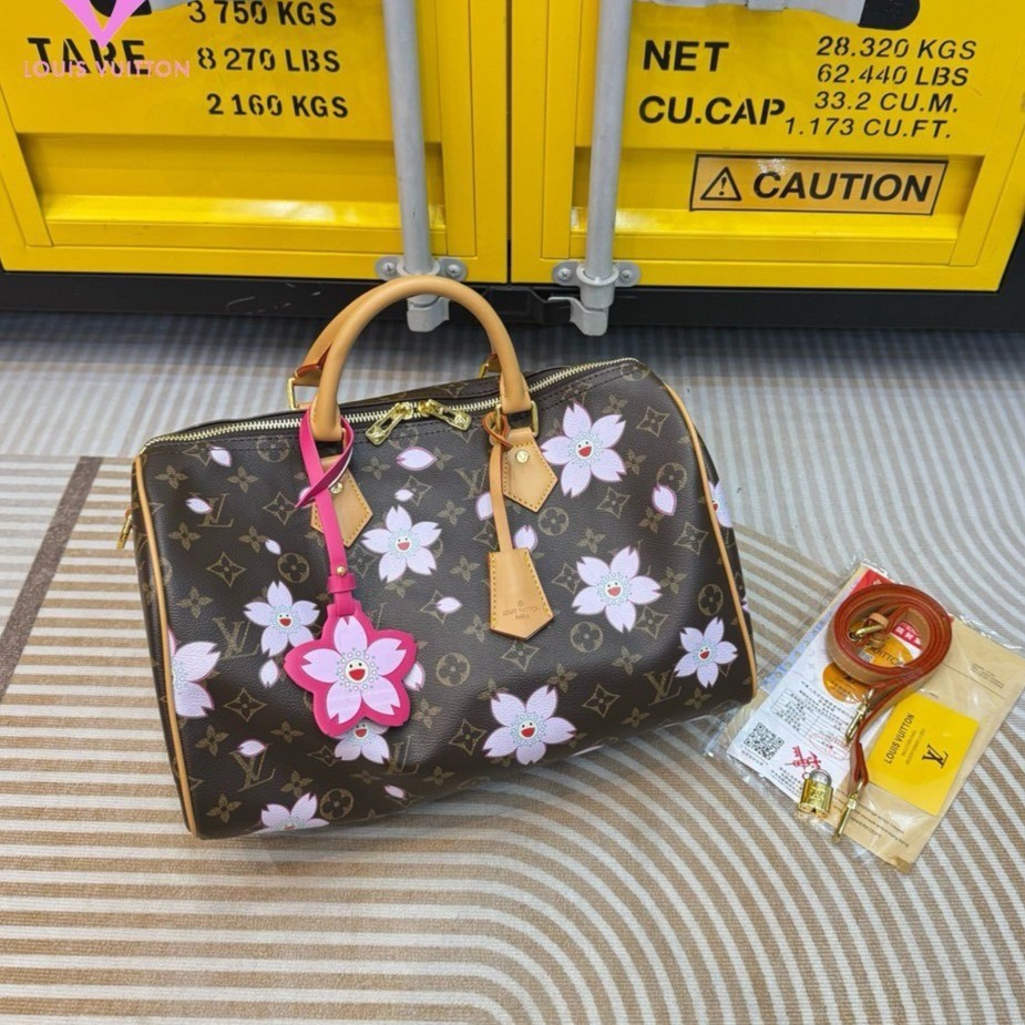 LV x TM Speedy Bandoulière Cherry Blossom bag กระเป๋าทรงหมอนที่ใครเห็นต้องเป็นคลั่งรัก ปรับลุคให้มีชีวิตชีวาด้วยลายดอกไม้ซากุระเชอรี่บลอสซั่ม คอลใหม่สุดเอ็กซ์คลูซีฟ