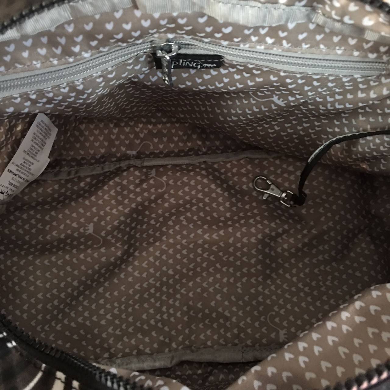 Kipling K13636 Defea Handbag ใช้สำหรับถือ/สะพายข้างได้ค่ะ สายถอดออกได้ ด้านหน้ามี 2 ช่องซิปและยังช่องซิปเชียงและช่องอื่นอีก ด้านหลังมีอีก 1 ช่องซิปยาวค่ะ ปากกระเป๋าหลักด้านบนปิด 2 ซิป ก้นมีฟองน้ำกันกระแทก มีช่องซิปอีก 1 ช่อง ช่องเล็กอีกตามรูป ใช้ได้ทุกโอก