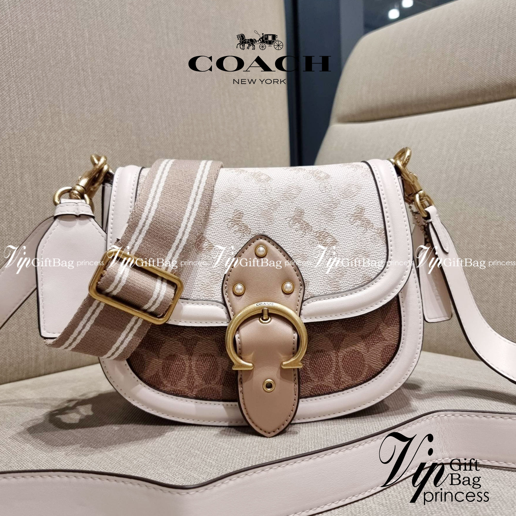 COACH C3837 BEAT SADDLE BAG WITH HORSE AND CARRIAGE PRINT The best item! ที่สาวๆรอคอย! ฮอตไฟลุก! สีหายาก ละมุนคุณหนู คอลเลคชั่นใหม่ ดีไซน์หรูหรา พิเศษมากๆมาพร้อมสายสะพาย 2 เส้น ใช้คู่กันหรือแยกสะพายก็สวยครบสูตร กระเป๋าสะพายทรง saddle คลาสสิค เปิด-ปิดด้วยก