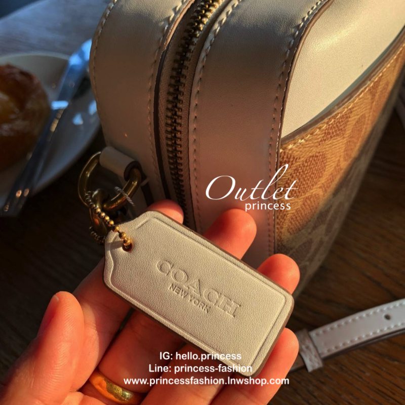 COACH CROSSBODY BOX BAG Best seller !! กระเป๋าสะพายข้าง crossbody วัสดุหนัง pvc. หนังนิ่ม คุณภาพดี ลาย signature brand ตัดขอบหนัง ด้านหน้า/ หลังมีช่องเเล็ก เปิดปิดกระเป๋าแบบซิป ภายในกว้าง ใส่ wallet ขนาดกลาง มือถือได้ทุกรุ่น และของใช้จุกจิกได้ พร้อมสายสะพ