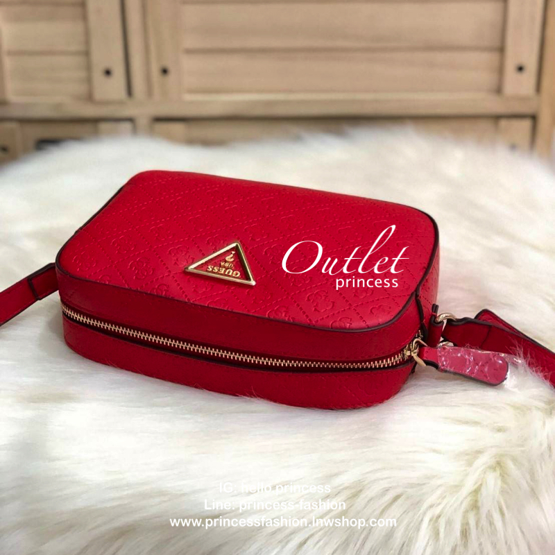 GUESS KAMRYN TOP ZIP CROSSBODY BAG กระเป๋าสะพายทรงน่ารัก จาก GUESS วัสดุหนัง pu ปั้มลายสวยอยู่ทรงขนาดกำลังดี น้ำหนักเบา ด้านหน้ามีโลโก้แบรนด์อะไหล่ทอง เปิดปิดด้วยซิปสะดวกใช้ ภายในมีโลโก้ และช่องเล็กใส่ของเป็นสัดส่วน สามารถใส่ไอแพดและกระเป๋าสตางค์ใบยาว และ