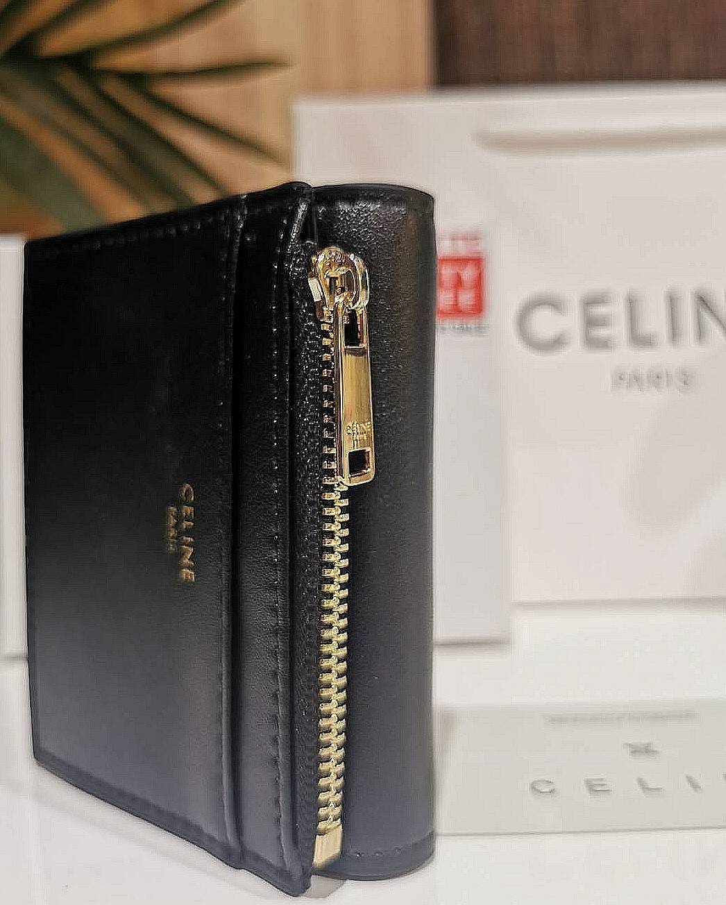 VIP 】CELINE SHORT WALLET VIP GIFT WITH PURCHASE GWP พรีเมี่ยมกิ๊ฟ Limited จาก CELINE HAUTE PARFUME DUTYFREE COUNTER วัสดุ Triomphe Canvas รุ่นใหม่เปิดปิดฝาพับกระดุม ภายในมีช่องแบ่งหลายช่อง ช่องใส่บัตรหลายช่อง ช่องใส่ธนบัตรใส่แบงก์พันได้เหมือนกระเป๋าสตางค์
