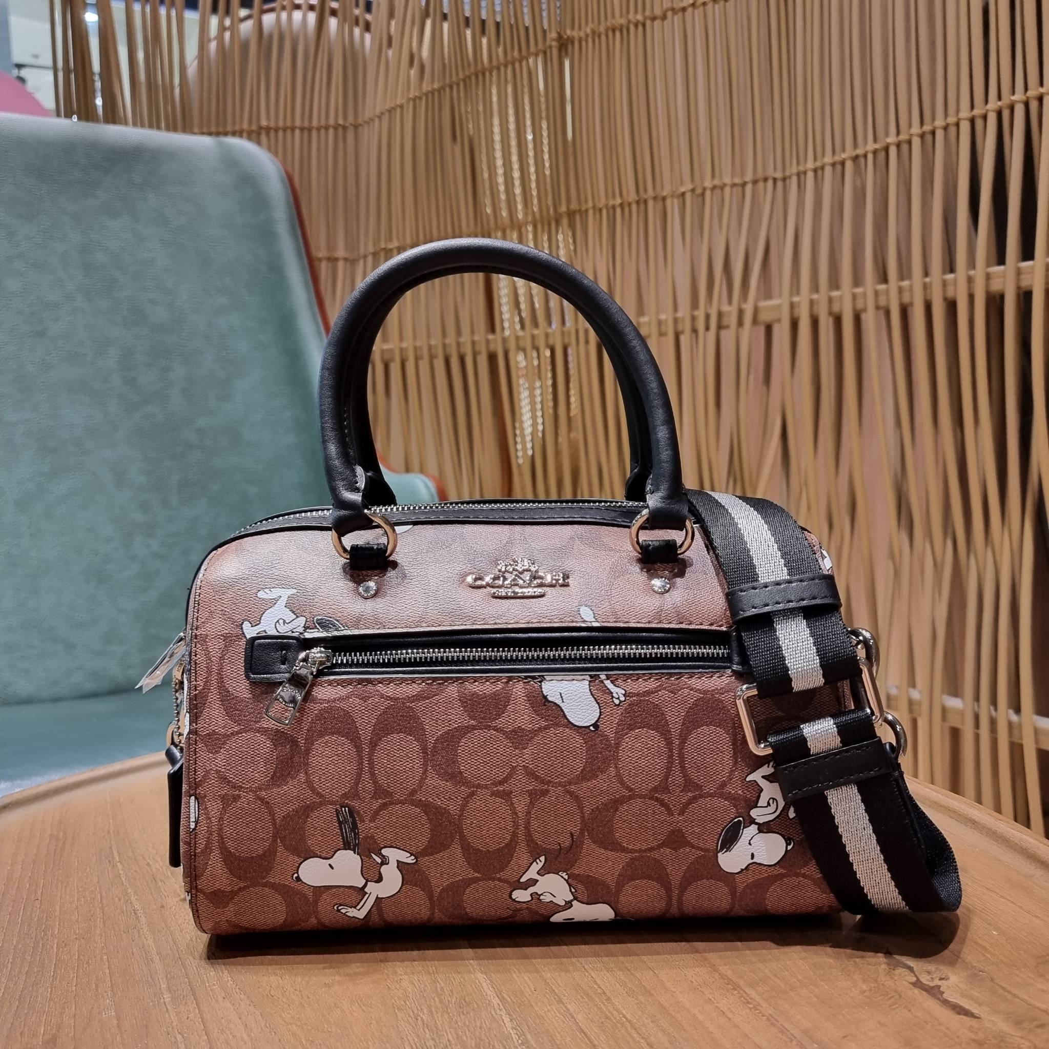 COACH C4118 COACH x PEANUTS ROWAN SATCHEL IN SIGNATURE CANVAS WITH SNOPPY PRINT สนูปพีที่สุดของคอลเลคชั่นแห่งความน่ารัก มาในดีไซน์ของกระเป๋าทรงหมอนยอดฮิต คลาสสิคใช้งานได้ไม่มีเบื่อ รอบนี้มาให้พร้อมสายสะพาย crossbody แบบสปอร์ต ทำให้ใช้งานได้อย่างกระฉับกระเ