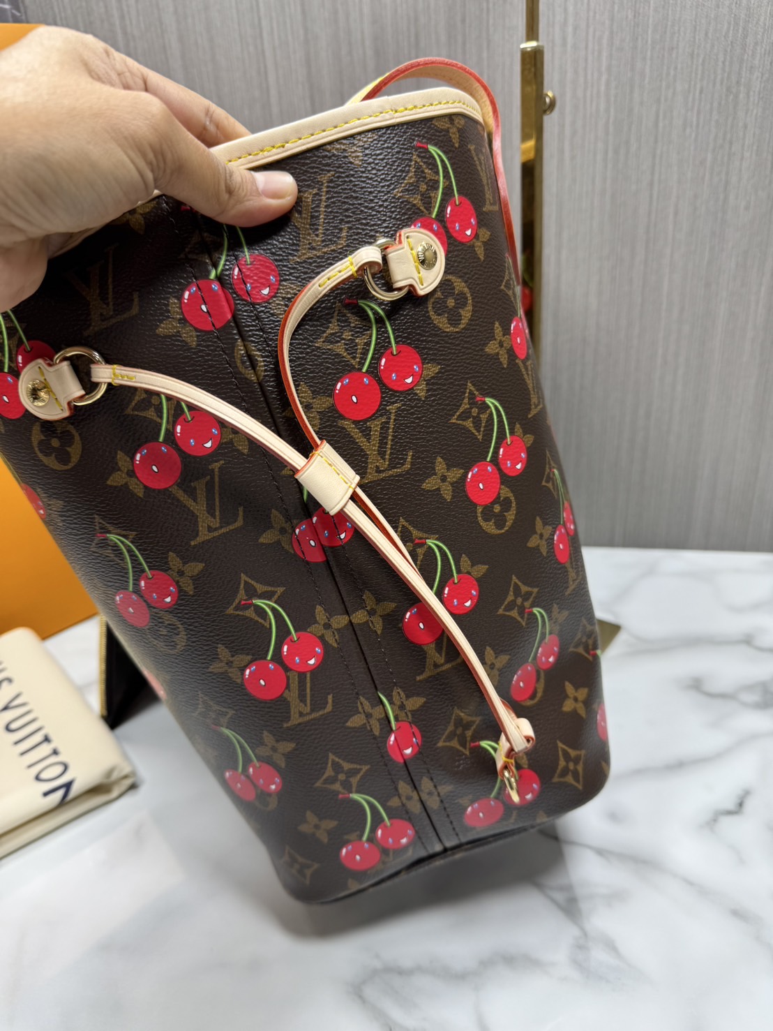 TOP ORI หนังแท้ | LV x TM - Neverfull MM Bag Monogram cherry canvas กระเป๋าสะพายทรงโท้ทเอกลักษณ์ที่หรูหรา Monogram แคนวาสคลาสสิกตกแต่งดีเทลลายเชอร์รี่สีสันสดใส ปรับลุคให้มีชีวิตชีวาอีกครั้งด้วยธีมแสนสนุก
