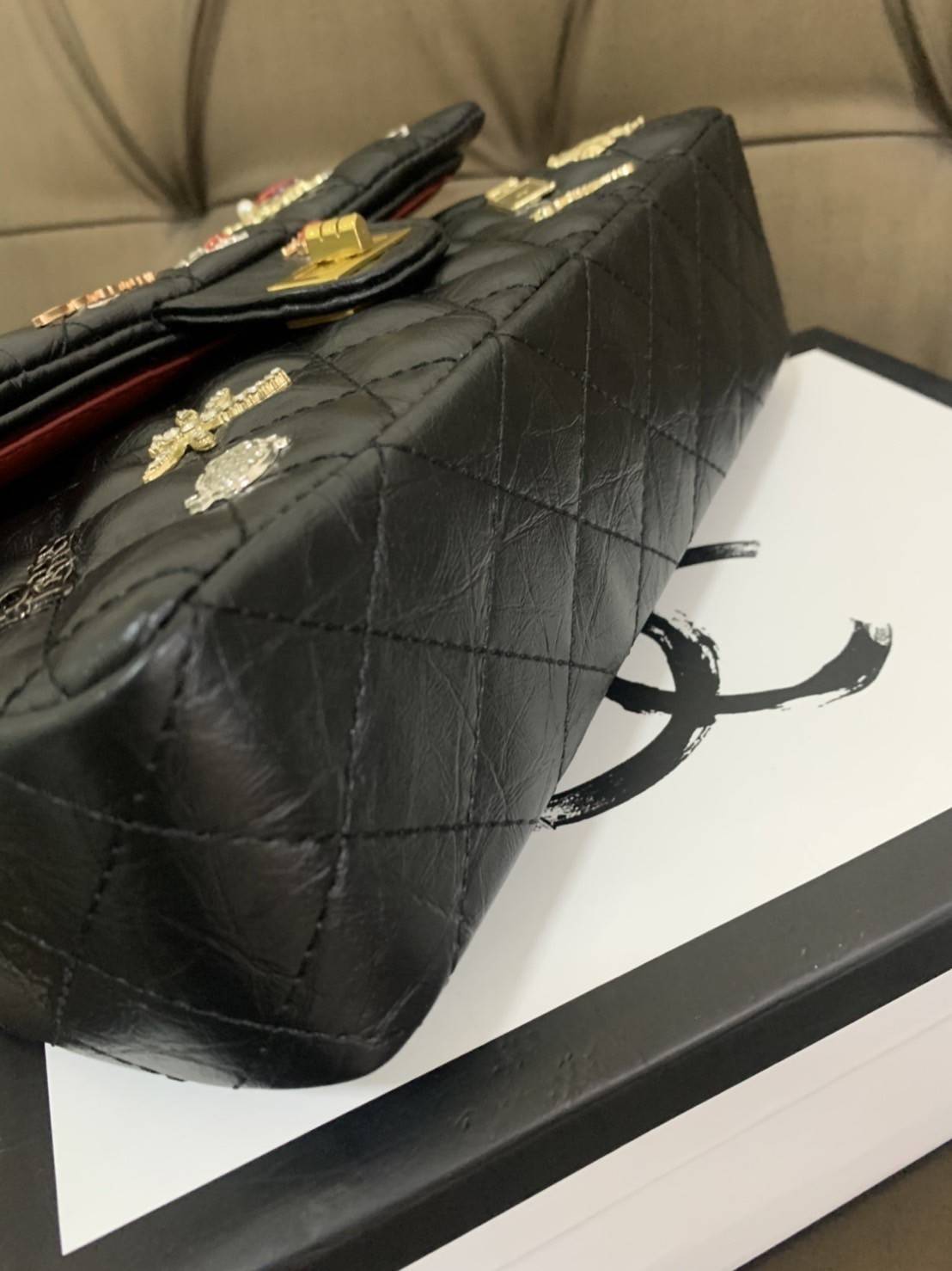CHANEL ! Chanel Black Quilted Leather Limited Edition Lucky Charm Reissue Classic Bag กระเป๋าทรงคลาสสิคมาใหม่จาก Chanel วัสดุหนังแกะนิ่มกึ่งสังเคราะห์ ดีไซต์เป็นเอกลักษณ์ที่น่าจดจำ ด้านหน้าตกแต่งด้วยรูปสัตว์สิ่งของนำโชค อะไหล่ทอง มาพร้อมสายสะพายโซ่ทักทอเป