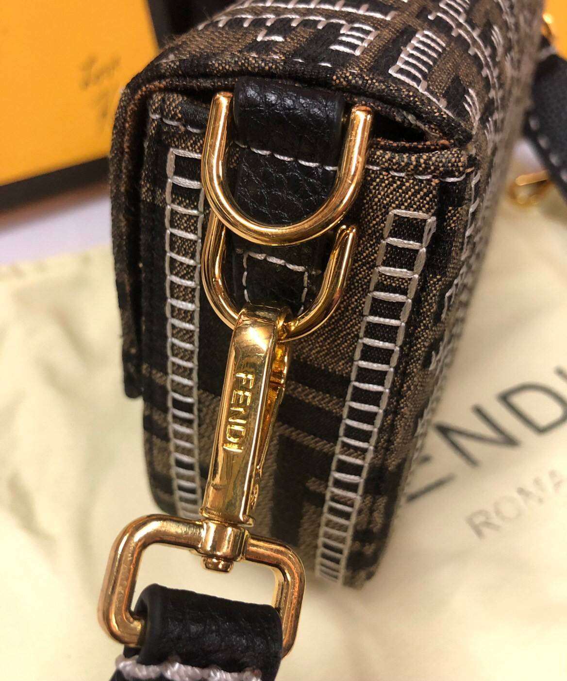 หนังแท้ Fendi Embroidered FF fabric bag กระเป๋าบาแกตต์ขนาดกลางอันเป็นเอกลักษณ์ ผลิตจากผ้าแจ็คการ์ดพร้อมลวดลาย FF สีน้ำตาลอันเป็นเอกลักษณ์ ตกแต่งด้วยงานปักสีตัดกัน ตกแต่งด้วยตัวล็อค FF โดดเด่นด้วยฝาปิดด้านหน้า ตัวล็อคแบบแม่เหล็ก ขอบหนัง