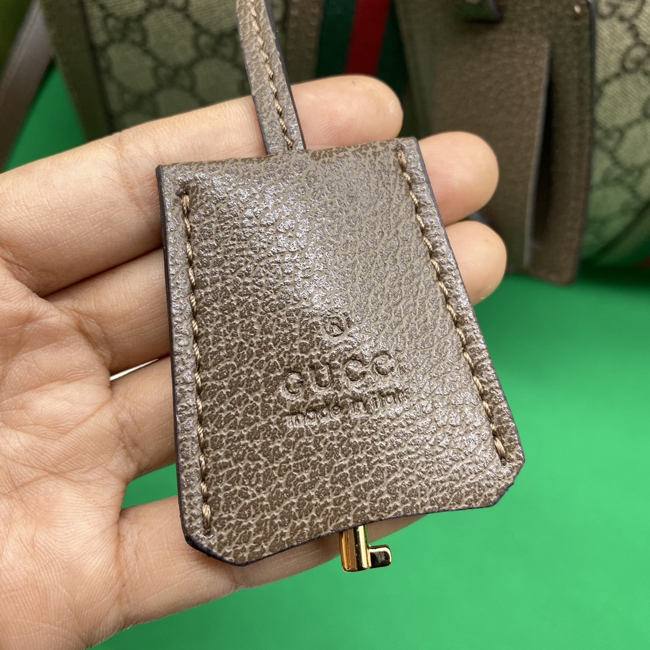 หนังแท้ Gucci keepall Ophidia GG medium carry-on duffle กระเป๋าใบใหญ่จุใจ ใส่สัมภาระขึ้นเครื่องเดินทางได้ ใส่เสื้อผ้า รองเท้า เอกสาร A4 iPad Notebookได้ หูจับแข็งแรง สายสะพายยาวถอดออกได้ สะพายไหล่หรือ Crossbody ก็ดูดี ใช้ได้ทั้งชายหญิง ภาพถ่ายสินค้าจริง ไ