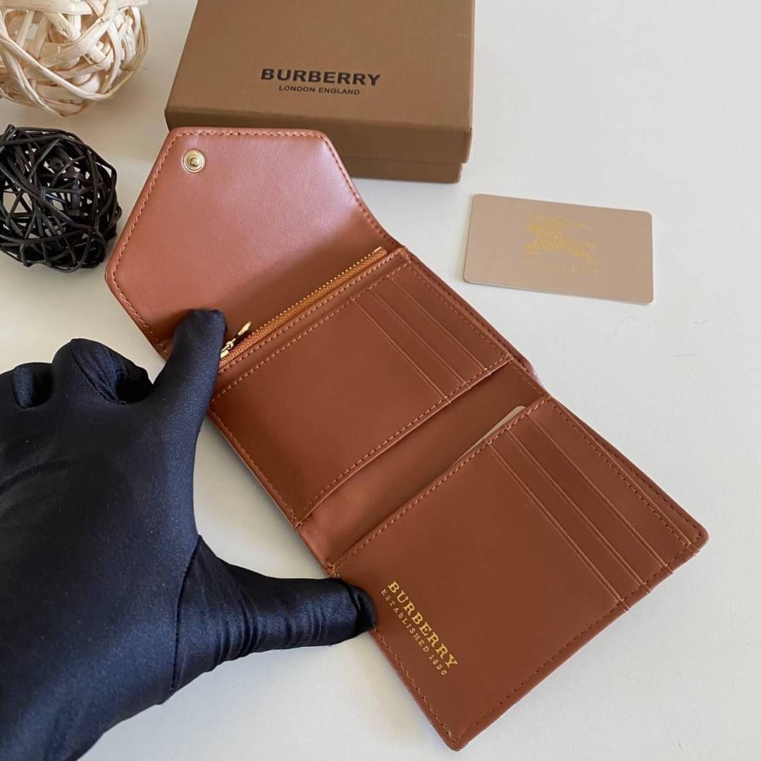 VIP GIFT 】Burberry Card Holder Wallet กระเป๋าเก็บบัตร พร้อมใส่ธนบัตร มีช่องซิบเล็กด้านในน่ารัก ขนาดพกพาสะดวก ปั้มอะไหล่ทองเรียบหรู เหมาะมากสำหรับใครที่ พกบัตรต่างๆเยอะๆ ทำให้กระเป๋าสตางค์หนา ตุง เทอะทะ ง่ายๆแค่ใบนี้ใบเดียวเอาอยู่จ้า สวยหรู มาพร้อมกล่อง สา