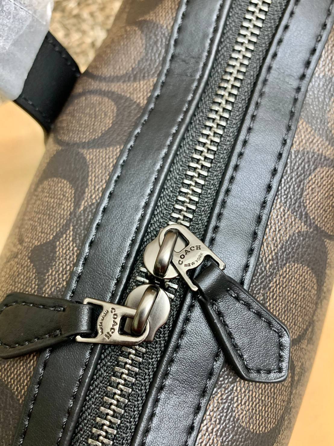 COACH GOTHAM DUFFLE 24 IN SIGNATURE CANVAS CA186 พร้อมส่ง กระเป๋าทรงหมอนรุ่นใหม่บ่าสุดปี 2022 รุ่นนี้สามารถใช้ได้ทั้งชาย//หญิง หนังแท้อย่างดี นิ่มทรงสวย มากๆค่ะ เปิด-ปิดกระเป๋าแบบซิปคู่ด้านบนมีกระดุมรวบหูหิ้วให้ด้วยนะคะ ภายในกระเป๋าสามารถใส่สัมภาระที่จำเป