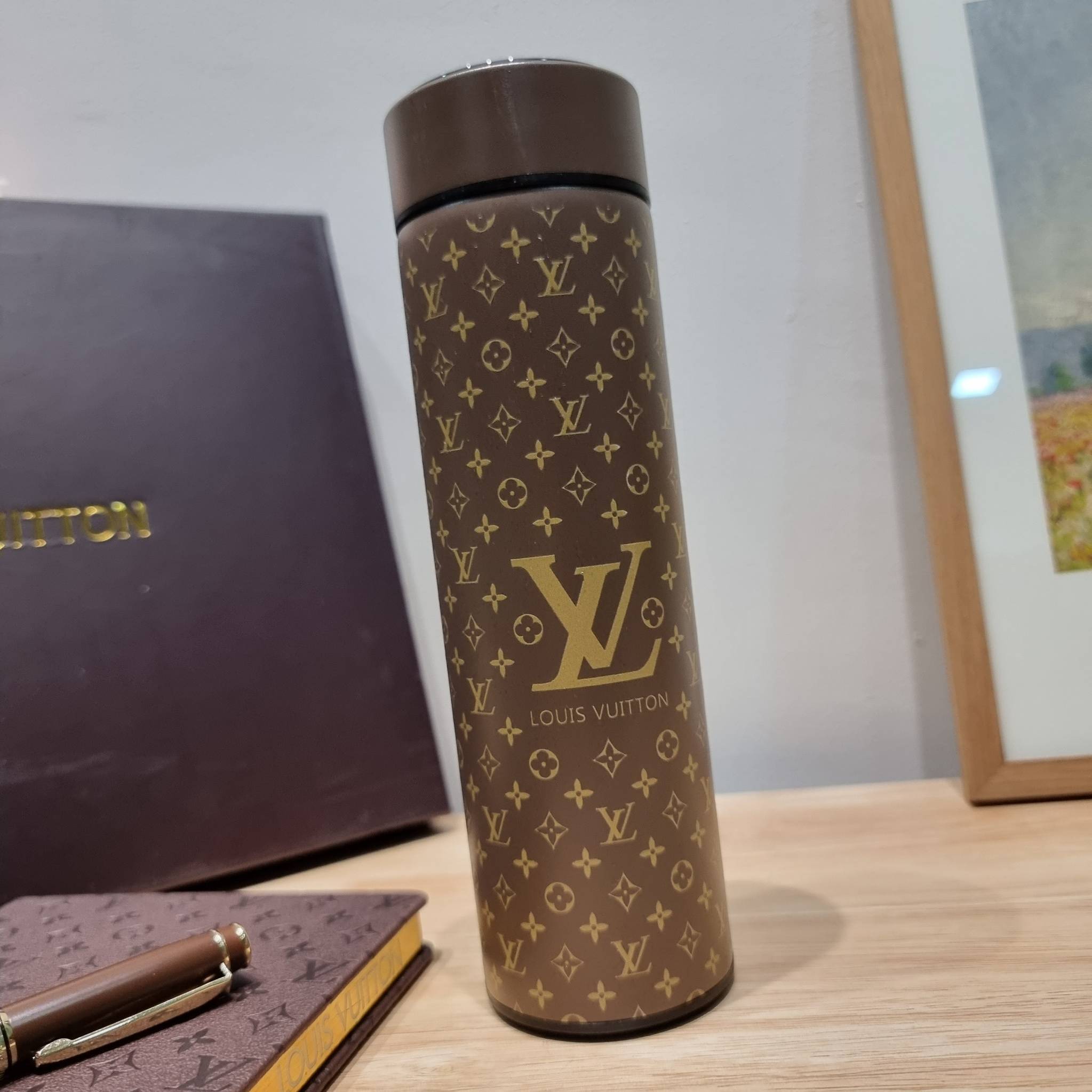 LV tumblr With digital temperature display SET Booknote / LV gift box สุดยอดไอเท็มใน box set ที่เหมาะแก่การเก็บสะสม หรือจะส่งให้เป็นของขวัญในช่วงปีใหม่ก็ดีงามที่สุด จัดมาให้ทั้งสมุดจดบันทึกเล่มลิมิเต็ด ที่ตัดขอบกระดาษด้วยสีทองหรู ปากกาเข้าเซ็ท และกระบอกน้