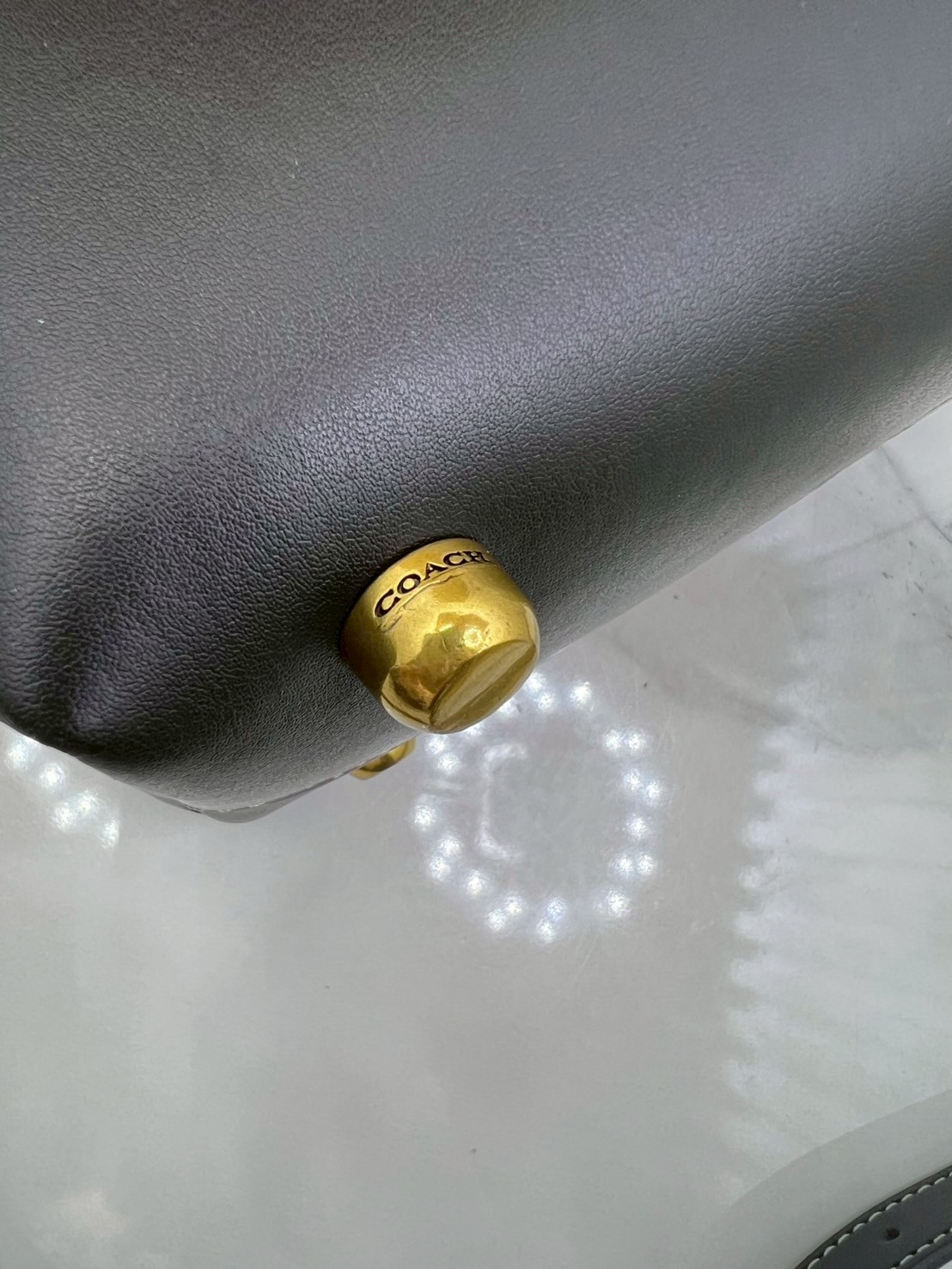 ORI หนังแท้ | Coach Soft Empire Carryall Bag 28 กระเป๋าสะพายทรงโฮโบ รุ่นใหม่ล่าสุด ดีไซน์เรียบง่าย สะพายไปคาเฟ่ ไปเที่ยวถ่ายรูปสวยๆ คือเหมาะสุดๆ หูสะพายยาว พอดีไหล่ ภายในแบ่งสัดส่วนไว้ดี ใบจริงหนังสวยมากๆ