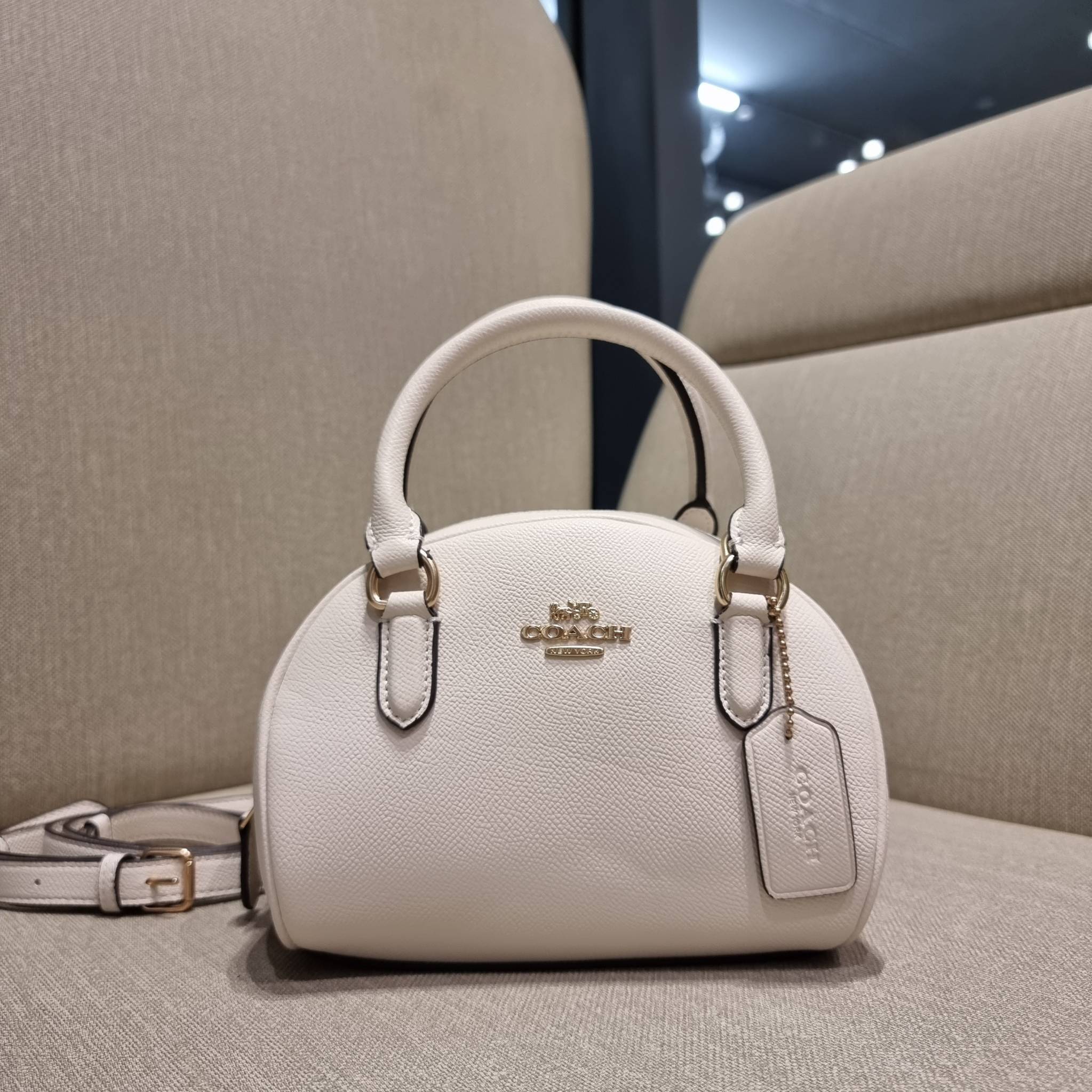 COACH SYDNEY SATCHEL BAG CA202 CA591 CB596 ใหม่ล่าสุด กับคอลที่สาวๆต้องหลงรัก กระเป๋าสะพายทรง satchel ที่มีรูปทรงดึงดูดสายตา สวยแรกเห็น วัสดุหนัง crossgrain พร้อมหูจับในตัว เปิด-ปิดด้วยซิป ภายในโล่งกว้าง ขนาดกำลังดี มีสายครอสให้ ปรับได้ตามชอบ ใบจริงลูกคุณ