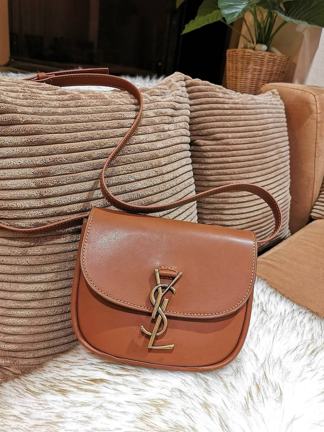 VIP 🥂 สีใหม่พร้อมส่ง! Saint Laurent Kaia Small YSL Plaque Leather Cross Body Bag / YVES SAINT LAURENT YSL BAG VIP วัสดุ Calfskin หนังเรียบอยู่ทรงเปิดปิดด้วยฝาปิดโลโก้แบรนด์อะไหล่ทอง ภายในโล่งมีโลโก้และช่องย่อยสามารถใส่มือถือของใช้จุกจิกได้เยอะ สาย