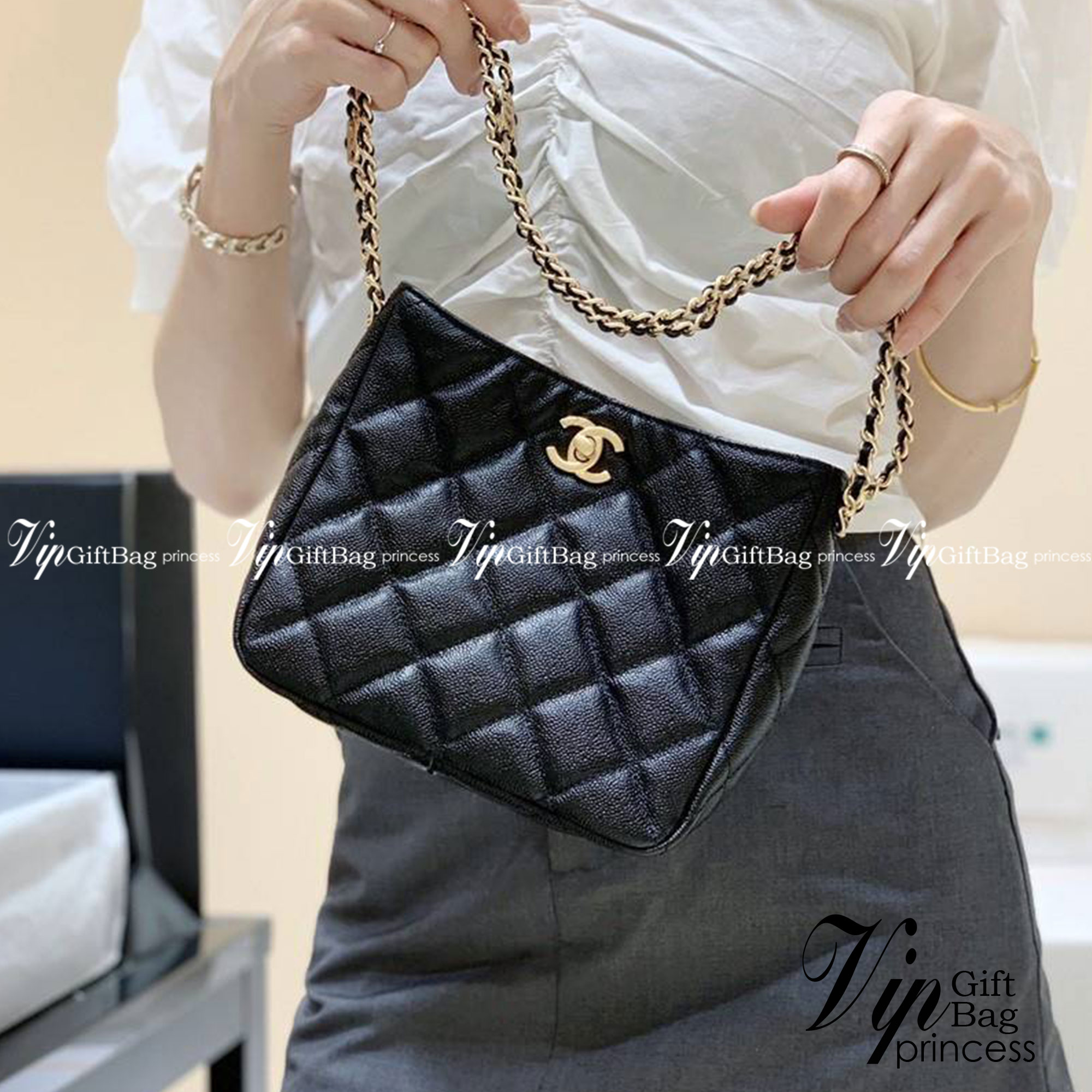 CHANEL กระเป๋าหิ้วหรือสะพายไหล่ หนังแท้ลสบคาเวียร์สวยงามมากๆ 🌟โดดเด่นด้วยสายของกระเป๋ามีโลโก้แบรนด์ประดับ หรูมากๆค่ะ เปิด-ปิดกระเป๋าแบบหมุนล็อค ภายในใส่กระเป๋าเงินใบกลาง;มือถือได้ทุกรุ่น;ของจำเป็นจุกจิกอื่นๆได้หลายอย่าง มีช่องเล็กให้ใส่ของจุกจิกนะ