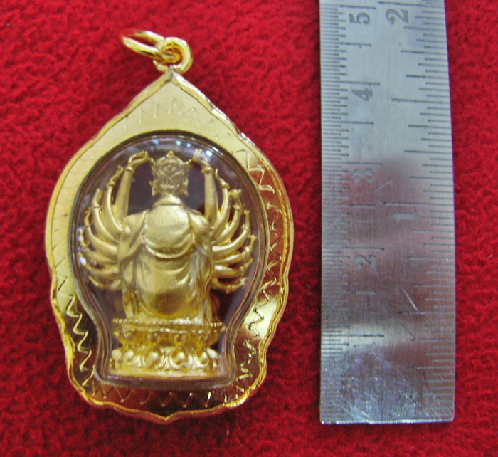 สินค้าหมดค่ะ จี้เจ้าแม่กวนอิมพันมือองค์ใหญ่เนื้อทองเลี่ยมกรอบใหญ่ทองไมครอนพร้อมใบคาถาค่ะ