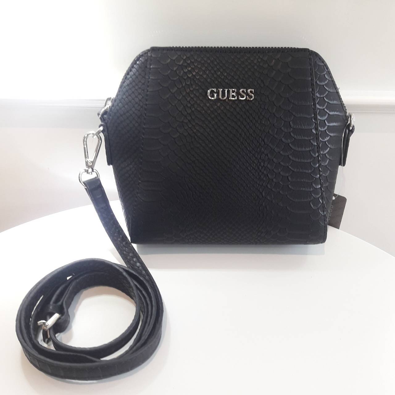 New arrival! กระเป๋าสะพายข้าง หนังจระเข้ ขนาดกระทัดรัด ยี่ห้อ Guess มาพร้อมกับสายหนัง และพื้นที่เก็บของอย่างจุใจ ด้วยดีไซน์เรียบหรูทำให้เข้ากับชุดได้หลากหลายสไตล์ กระเป๋าสะพาย GUESS ผลิตจาก PU แบบนิ่ม เปิด-ปิดด้วยซิป เพิ่มความหรู โดดเด่นด้วย ตกแต่งดีเทลโล