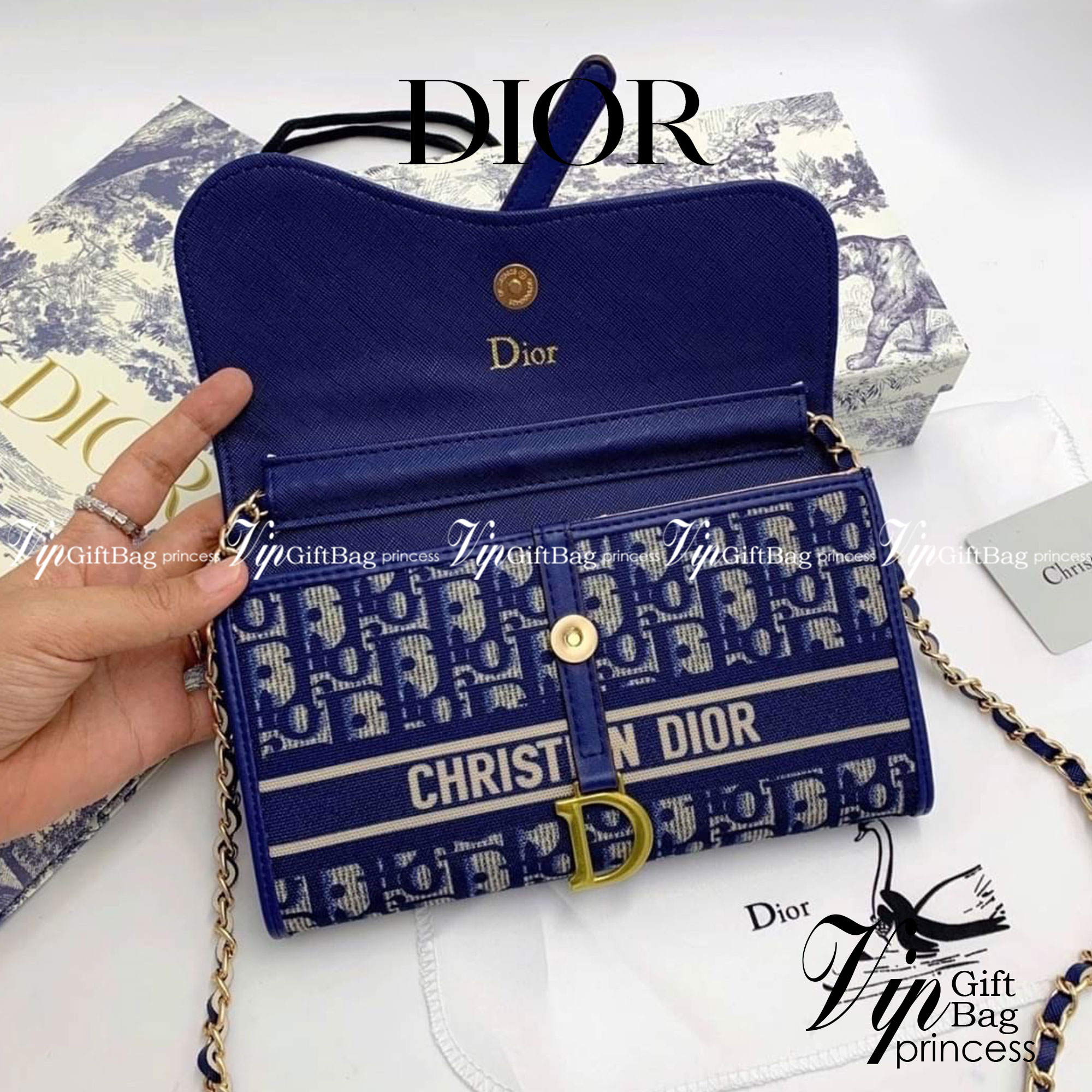 DIOR LONG WALLET WITH CHAIN MONOGRAM / DIOR WALLET กระเป๋าสตางค์ใบยาวพร้อมสายสะพายโซ่อะไหล่ทองสลับหนัง ขนาดกำลังน่ารัก เป็นเอกลักษณ์ของความหรู วัสดุแคนวาสแท้และผ้า Jacquard อย่างดี ผสมผสานความสง่างามและคลาสสิกที่เข้ากับยุคสมัย ด้านหน้าโดดเด่นด้วยซิกเนเจอร
