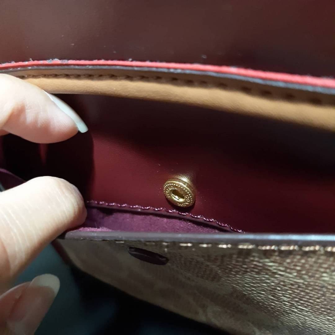 COACH COURIER CARRYALL 23 IN COLORBLOCK SIGNATURE CANVAS พร้อมส่ง 7 แบบ พร้อมส่ง ลุคดูไฮสุดๆค่ะ! กระเป๋าสะพายหนังหรูหราและคลาสสิค หนังแท้ชั้นดีที่สุด น้ำหนักเบา หนังสวยมากก สัมผัสแล้วหลงรักแน่นอนจ้าา😘