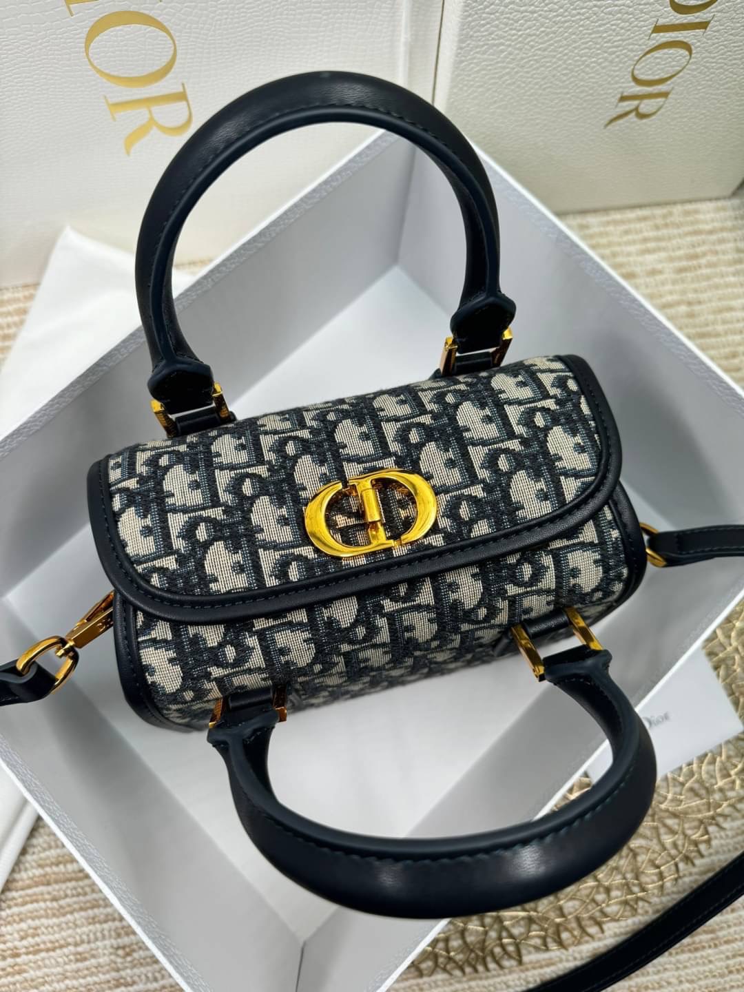 DIOR SMALL BOSTON BAG White Box Calfskin / DIOR Box Bag พร้อมส่ง กระเป๋าสะพายทรงกล่อง New for Winter 2023 คอลผู้ดี สวยหรู ตอบโจทย์และแมทช์ได้กับทุกลุคทุกสไตล์