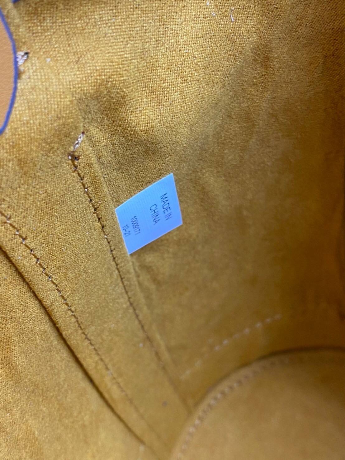 Tory Burch T Monogram Colorblock Bucket Bag กระเป๋าสะพาย ทรงบัคเกต รุ่นฮอต สไตล์ไหนเข้าได้ทุกลุค วัสดุ jacquard ตัดขอบหนังแท้ ภายในเป็นช่องโล่งกว้าง ใส่ของได้เยอะหยิบจับสะดวก มาพร้อมสายสะพายข้างหนังแท้ ถอดและปรับระดับได้สะพายชิวได้ทุกโอกาส