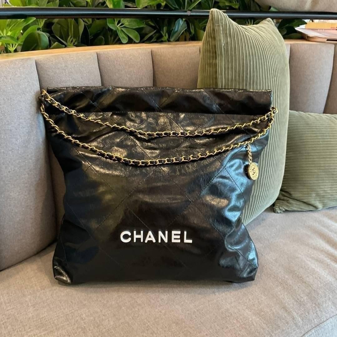 CHANEL 22 LEATHER HANDBAG พร้อมส่ง 2 สี ทรงยอดฮิตในปี 2023 กระเป๋าหิ้วหรือคล้องไหล่ได้ หนังอย่างดี หนังนิ่มมากๆ ยืดยุ่นได้ดีมีความทนทาน **ราคาพิเศษสุดคุ้ม งานสวยเกินราคา